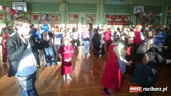 Zdjęcie w galerii na portalu naszraciborz.pl: Integracyjny bal karnawałowy uczniów ZSS nr 10 i Szkoły Podstawowej nr 1 wiadomości z regionu