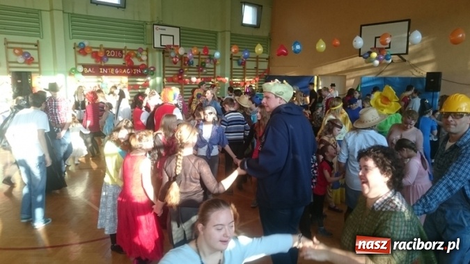 Zdjęcie w galerii na portalu naszraciborz.pl: Integracyjny bal karnawałowy uczniów ZSS nr 10 i Szkoły Podstawowej nr 1 wiadomości z regionu