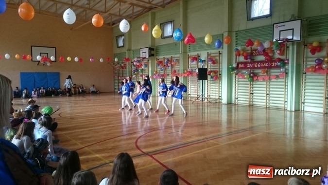 Zdjęcie w galerii na portalu naszraciborz.pl: Integracyjny bal karnawałowy uczniów ZSS nr 10 i Szkoły Podstawowej nr 1 wiadomości z regionu