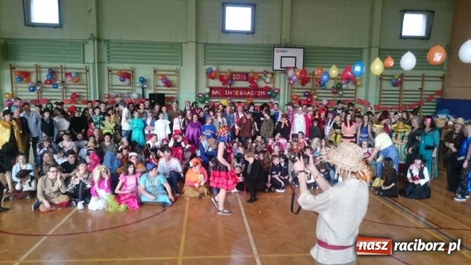 Zdjęcie w galerii na portalu naszraciborz.pl: Integracyjny bal karnawałowy uczniów ZSS nr 10 i Szkoły Podstawowej nr 1 wiadomości z regionu