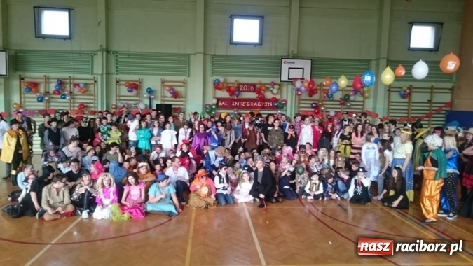 Zdjęcie w galerii na portalu naszraciborz.pl: Integracyjny bal karnawałowy uczniów ZSS nr 10 i Szkoły Podstawowej nr 1 wiadomości z regionu