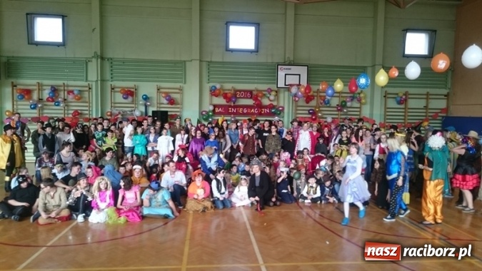 Zdjęcie w galerii na portalu naszraciborz.pl: Integracyjny bal karnawałowy uczniów ZSS nr 10 i Szkoły Podstawowej nr 1 wiadomości z regionu