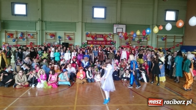 Zdjęcie w galerii na portalu naszraciborz.pl: Integracyjny bal karnawałowy uczniów ZSS nr 10 i Szkoły Podstawowej nr 1 wiadomości z regionu