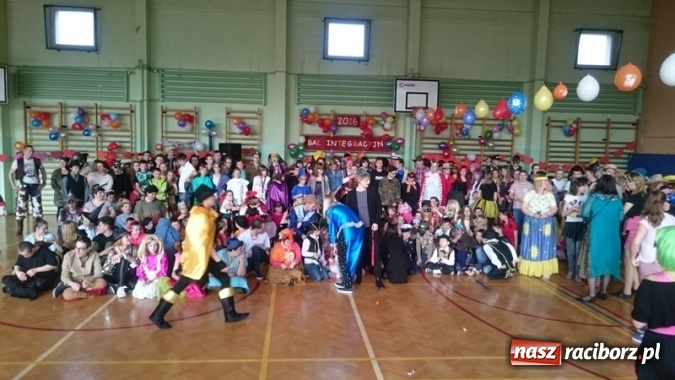 Zdjęcie w galerii na portalu naszraciborz.pl: Integracyjny bal karnawałowy uczniów ZSS nr 10 i Szkoły Podstawowej nr 1 wiadomości z regionu
