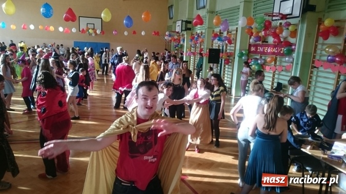 Zdjęcie w galerii na portalu naszraciborz.pl: Integracyjny bal karnawałowy uczniów ZSS nr 10 i Szkoły Podstawowej nr 1 wiadomości z regionu