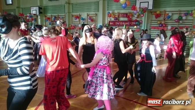 Zdjęcie w galerii na portalu naszraciborz.pl: Integracyjny bal karnawałowy uczniów ZSS nr 10 i Szkoły Podstawowej nr 1 wiadomości z regionu