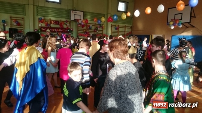 Zdjęcie w galerii na portalu naszraciborz.pl: Integracyjny bal karnawałowy uczniów ZSS nr 10 i Szkoły Podstawowej nr 1 wiadomości z regionu