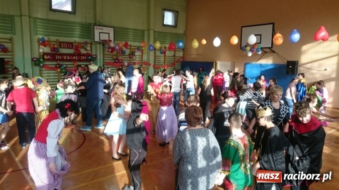 Zdjęcie w galerii na portalu naszraciborz.pl: Integracyjny bal karnawałowy uczniów ZSS nr 10 i Szkoły Podstawowej nr 1 wiadomości z regionu