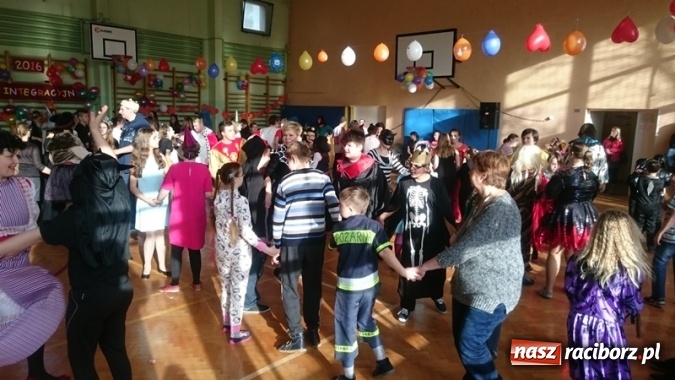Zdjęcie w galerii na portalu naszraciborz.pl: Integracyjny bal karnawałowy uczniów ZSS nr 10 i Szkoły Podstawowej nr 1 wiadomości z regionu