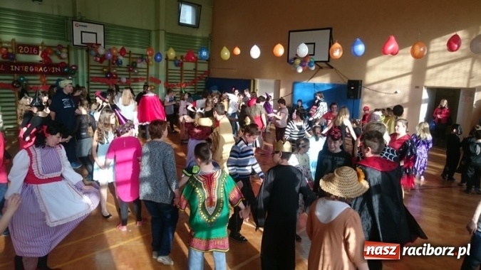 Zdjęcie w galerii na portalu naszraciborz.pl: Integracyjny bal karnawałowy uczniów ZSS nr 10 i Szkoły Podstawowej nr 1 wiadomości z regionu