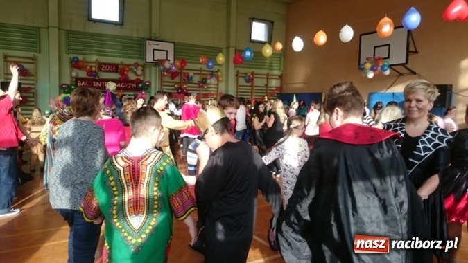 Zdjęcie w galerii na portalu naszraciborz.pl: Integracyjny bal karnawałowy uczniów ZSS nr 10 i Szkoły Podstawowej nr 1 wiadomości z regionu