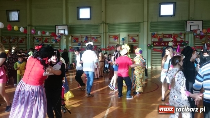 Zdjęcie w galerii na portalu naszraciborz.pl: Integracyjny bal karnawałowy uczniów ZSS nr 10 i Szkoły Podstawowej nr 1 wiadomości z regionu