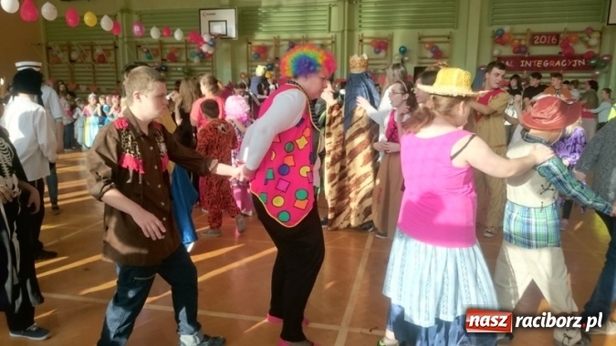 Zdjęcie w galerii na portalu naszraciborz.pl: Integracyjny bal karnawałowy uczniów ZSS nr 10 i Szkoły Podstawowej nr 1 wiadomości z regionu