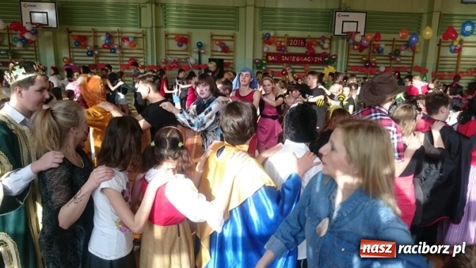 Zdjęcie w galerii na portalu naszraciborz.pl: Integracyjny bal karnawałowy uczniów ZSS nr 10 i Szkoły Podstawowej nr 1 wiadomości z regionu