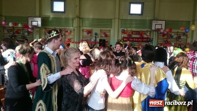 Zdjęcie w galerii na portalu naszraciborz.pl: Integracyjny bal karnawałowy uczniów ZSS nr 10 i Szkoły Podstawowej nr 1 wiadomości z regionu
