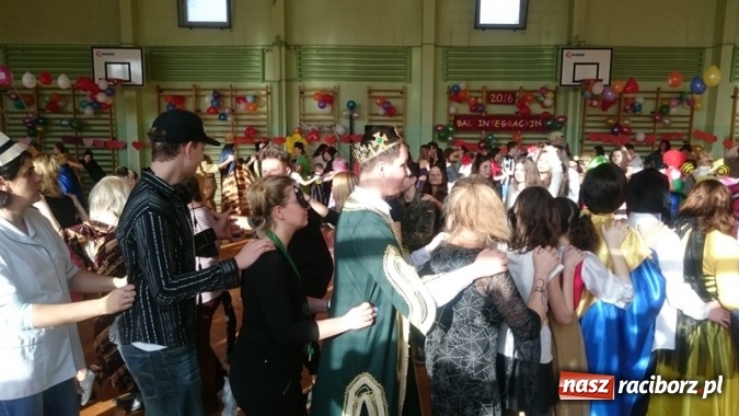 Zdjęcie w galerii na portalu naszraciborz.pl: Integracyjny bal karnawałowy uczniów ZSS nr 10 i Szkoły Podstawowej nr 1 wiadomości z regionu
