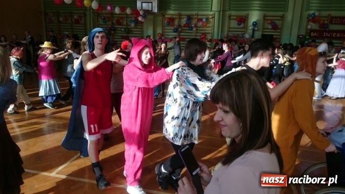 Zdjęcie w galerii na portalu naszraciborz.pl: Integracyjny bal karnawałowy uczniów ZSS nr 10 i Szkoły Podstawowej nr 1 wiadomości z regionu