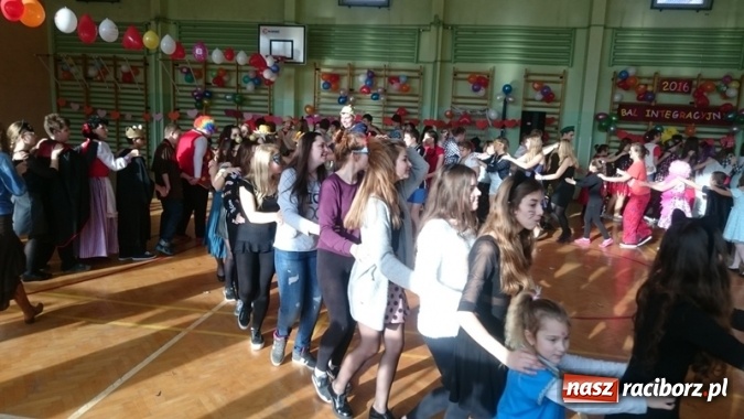 Zdjęcie w galerii na portalu naszraciborz.pl: Integracyjny bal karnawałowy uczniów ZSS nr 10 i Szkoły Podstawowej nr 1 wiadomości z regionu