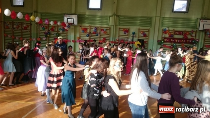 Zdjęcie w galerii na portalu naszraciborz.pl: Integracyjny bal karnawałowy uczniów ZSS nr 10 i Szkoły Podstawowej nr 1 wiadomości z regionu