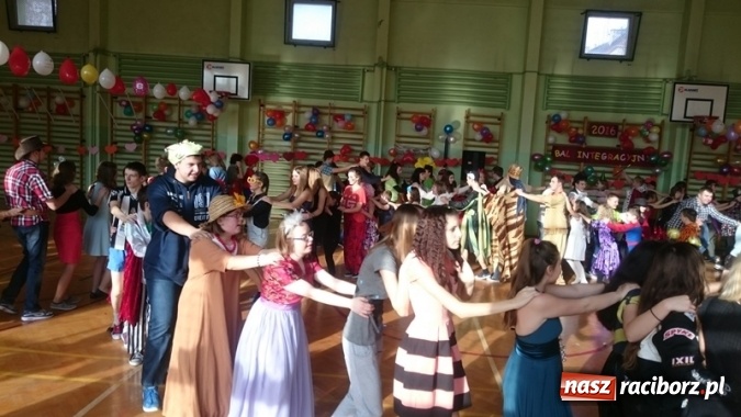 Zdjęcie w galerii na portalu naszraciborz.pl: Integracyjny bal karnawałowy uczniów ZSS nr 10 i Szkoły Podstawowej nr 1 wiadomości z regionu