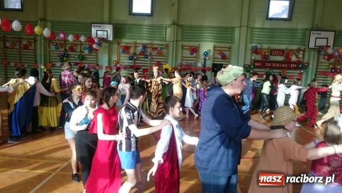 Zdjęcie w galerii na portalu naszraciborz.pl: Integracyjny bal karnawałowy uczniów ZSS nr 10 i Szkoły Podstawowej nr 1 wiadomości z regionu