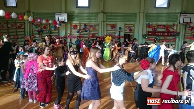 Zdjęcie w galerii na portalu naszraciborz.pl: Integracyjny bal karnawałowy uczniów ZSS nr 10 i Szkoły Podstawowej nr 1 wiadomości z regionu