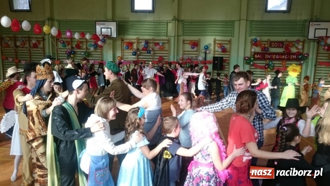 Zdjęcie w galerii na portalu naszraciborz.pl: Integracyjny bal karnawałowy uczniów ZSS nr 10 i Szkoły Podstawowej nr 1 wiadomości z regionu