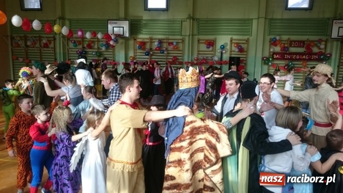 Zdjęcie w galerii na portalu naszraciborz.pl: Integracyjny bal karnawałowy uczniów ZSS nr 10 i Szkoły Podstawowej nr 1 wiadomości z regionu