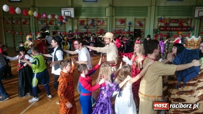 Zdjęcie w galerii na portalu naszraciborz.pl: Integracyjny bal karnawałowy uczniów ZSS nr 10 i Szkoły Podstawowej nr 1 wiadomości z regionu