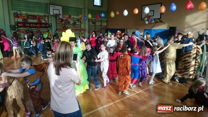 Zdjęcie w galerii na portalu naszraciborz.pl: Integracyjny bal karnawałowy uczniów ZSS nr 10 i Szkoły Podstawowej nr 1 wiadomości z regionu