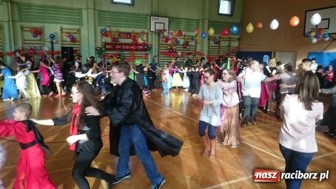 Zdjęcie w galerii na portalu naszraciborz.pl: Integracyjny bal karnawałowy uczniów ZSS nr 10 i Szkoły Podstawowej nr 1 wiadomości z regionu