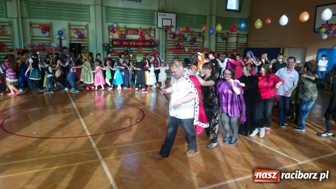 Zdjęcie w galerii na portalu naszraciborz.pl: Integracyjny bal karnawałowy uczniów ZSS nr 10 i Szkoły Podstawowej nr 1 wiadomości z regionu