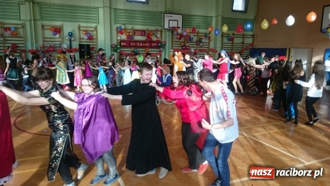 Zdjęcie w galerii na portalu naszraciborz.pl: Integracyjny bal karnawałowy uczniów ZSS nr 10 i Szkoły Podstawowej nr 1 wiadomości z regionu