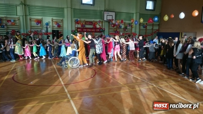 Zdjęcie w galerii na portalu naszraciborz.pl: Integracyjny bal karnawałowy uczniów ZSS nr 10 i Szkoły Podstawowej nr 1 wiadomości z regionu