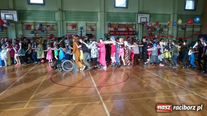 Zdjęcie w galerii na portalu naszraciborz.pl: Integracyjny bal karnawałowy uczniów ZSS nr 10 i Szkoły Podstawowej nr 1 wiadomości z regionu