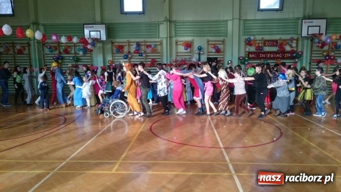 Zdjęcie w galerii na portalu naszraciborz.pl: Integracyjny bal karnawałowy uczniów ZSS nr 10 i Szkoły Podstawowej nr 1 wiadomości z regionu