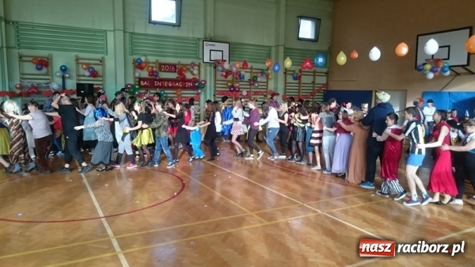 Zdjęcie w galerii na portalu naszraciborz.pl: Integracyjny bal karnawałowy uczniów ZSS nr 10 i Szkoły Podstawowej nr 1 wiadomości z regionu
