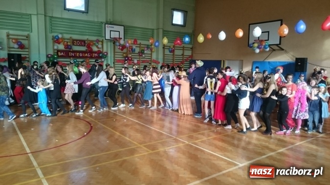 Zdjęcie w galerii na portalu naszraciborz.pl: Integracyjny bal karnawałowy uczniów ZSS nr 10 i Szkoły Podstawowej nr 1 wiadomości z regionu