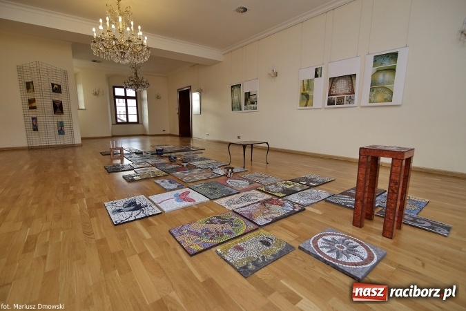 Zdjęcie w galerii na portalu naszraciborz.pl: Mozaika i witraż - na zamku otwarto nową wystawę wiadomości z regionu
