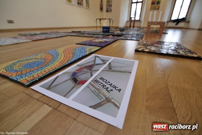 Zdjęcie w galerii na portalu naszraciborz.pl: Mozaika i witraż - na zamku otwarto nową wystawę wiadomości z regionu