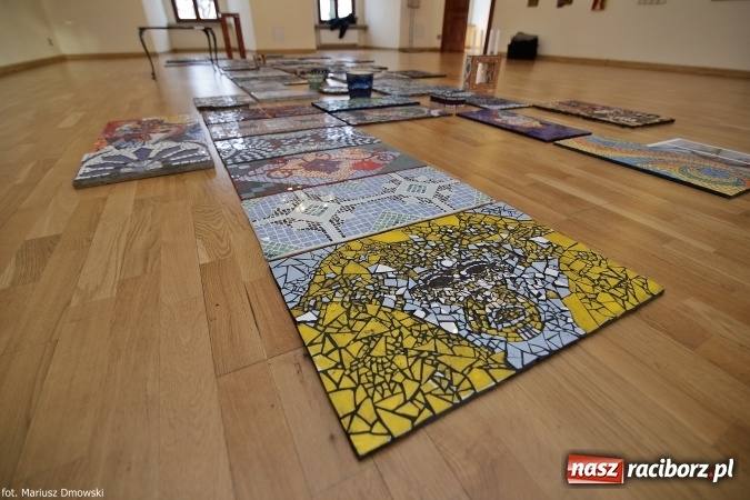 Zdjęcie w galerii na portalu naszraciborz.pl: Mozaika i witraż - na zamku otwarto nową wystawę wiadomości z regionu