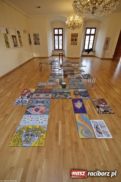 Zdjęcie w galerii na portalu naszraciborz.pl: Mozaika i witraż - na zamku otwarto nową wystawę wiadomości z regionu