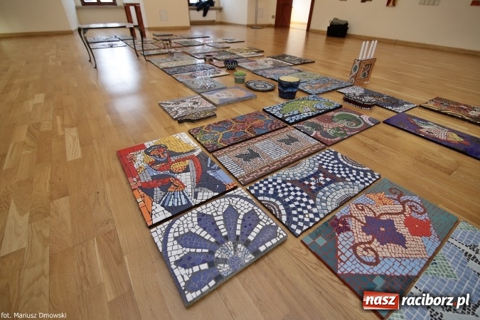 Zdjęcie w galerii na portalu naszraciborz.pl: Mozaika i witraż - na zamku otwarto nową wystawę wiadomości z regionu