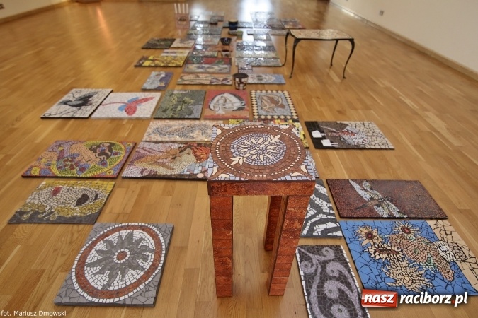 Zdjęcie w galerii na portalu naszraciborz.pl: Mozaika i witraż - na zamku otwarto nową wystawę wiadomości z regionu