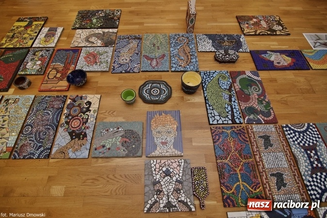 Zdjęcie w galerii na portalu naszraciborz.pl: Mozaika i witraż - na zamku otwarto nową wystawę wiadomości z regionu