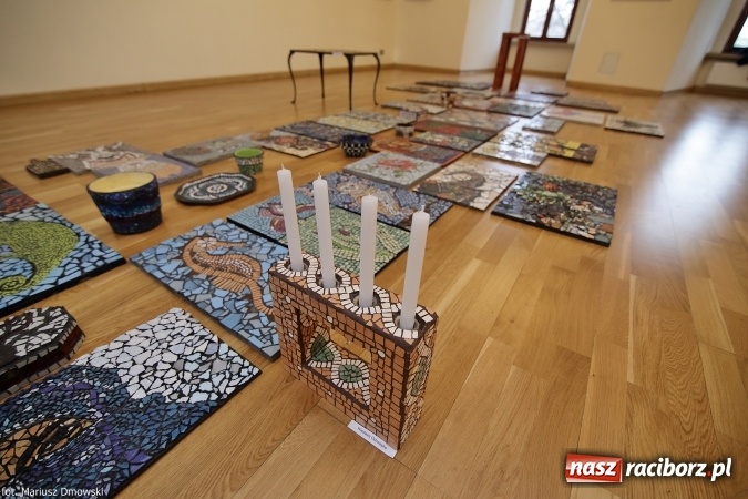 Zdjęcie w galerii na portalu naszraciborz.pl: Mozaika i witraż - na zamku otwarto nową wystawę wiadomości z regionu