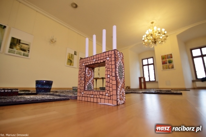 Zdjęcie w galerii na portalu naszraciborz.pl: Mozaika i witraż - na zamku otwarto nową wystawę wiadomości z regionu