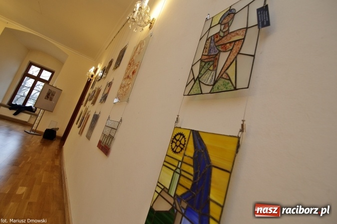 Zdjęcie w galerii na portalu naszraciborz.pl: Mozaika i witraż - na zamku otwarto nową wystawę wiadomości z regionu