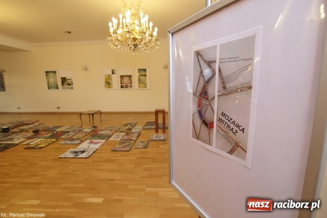Zdjęcie w galerii na portalu naszraciborz.pl: Mozaika i witraż - na zamku otwarto nową wystawę wiadomości z regionu