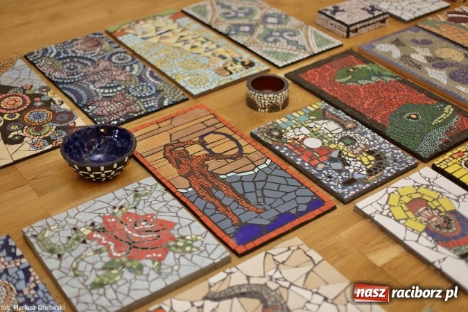 Zdjęcie w galerii na portalu naszraciborz.pl: Mozaika i witraż - na zamku otwarto nową wystawę wiadomości z regionu